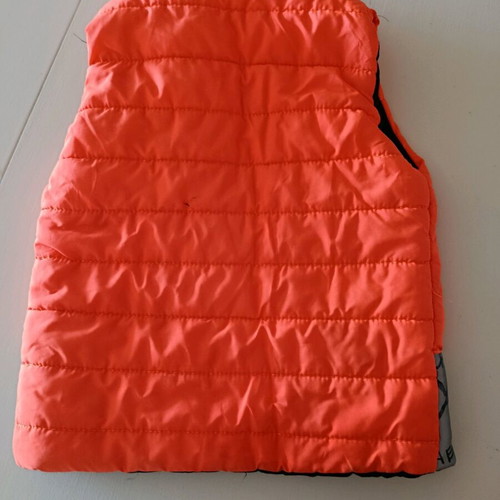Sleeveless and waterproof reversible jackets like new, pack