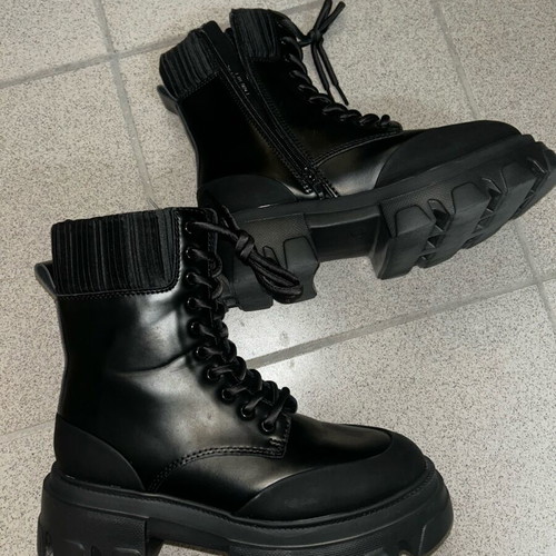Catwalk black boots new, size 38 with satin details