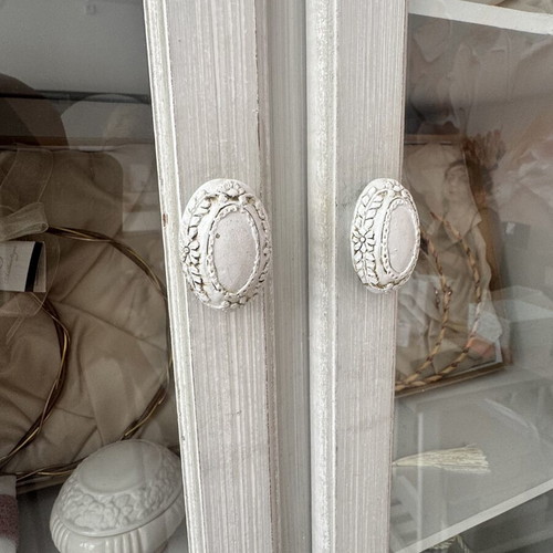 Antique vintage display cabinet like new with 2 shelves and 2 drawers