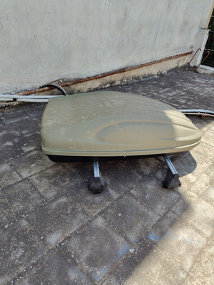 G3 Italian Roof Box used with bars, opens both sides