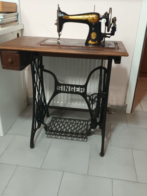 Ραπτομηχανή Singer μεταχειρισμένη, αντίκα 1923 με ξύλινο καπάκι