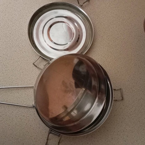 Metal food containers like new, airtight with plate