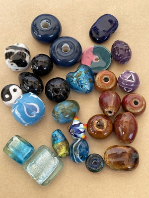 Pack of glass and ceramic beads, various sizes and shapes