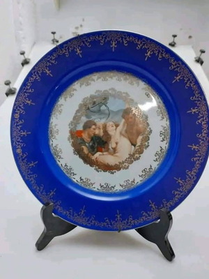 Порцеланова чиния Limoges с синя сцена на маркиза, като нова