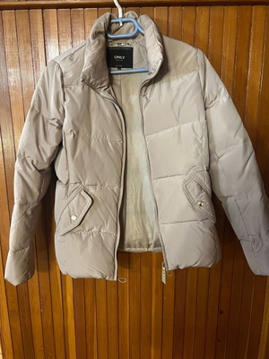 Only women's beige jacket like new without hood