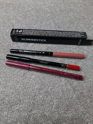 Μολύβια χειλιών μεταχειρισμένα, σετ 3 Avon, essence, GR