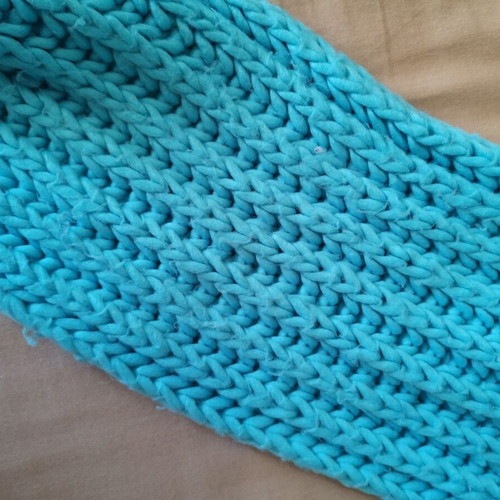 Blue scarf like new with thick knit and warm texture