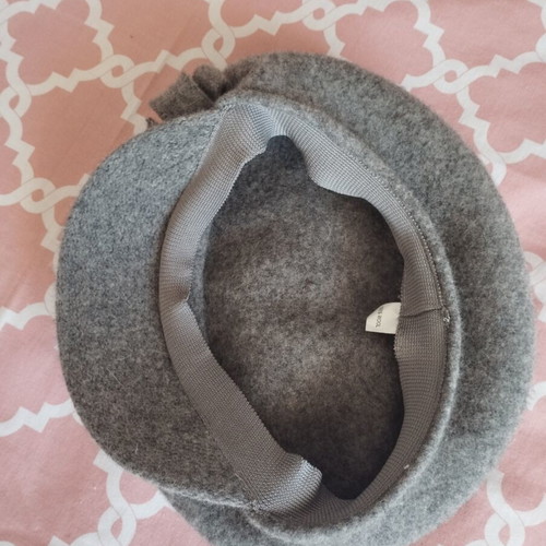 Wool beret hat like new, gray with bow