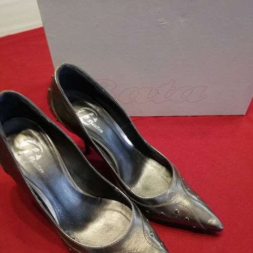 Batta lamé pumps like new, olive with embroidery and studs size 36