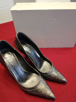 Batta lamé pumps like new, olive with embroidery and studs size 36