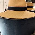  καπέλο από τσόχα 100%μαλλινο,σε δύο χρώματα.Ολοκαινουρια.