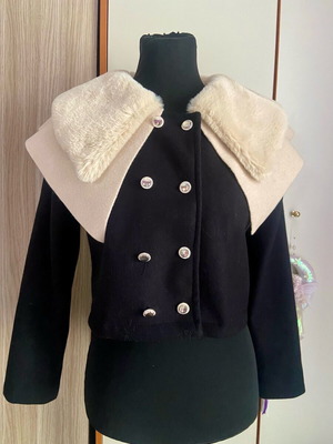 Vintage black crop coat with beige faux fur collar new
