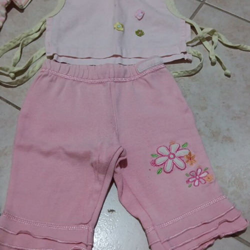 Baby clothing sets like new, 6 months, jeans, capri, shorts, tops