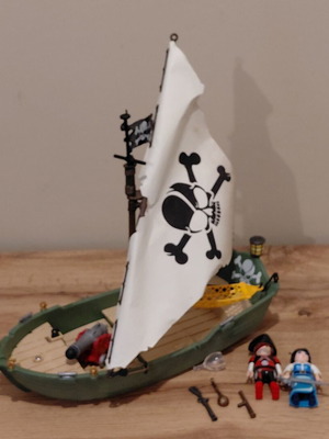 Playmobil pirate ship used, includes shown items