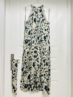 Zara dress with buttons and belt like new