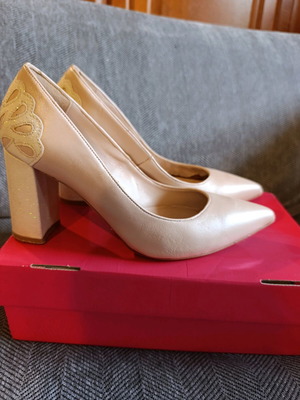 Used leather bridal pumps size 39 beige pink