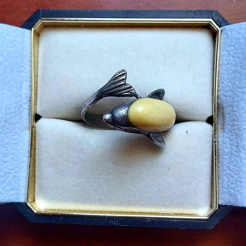 Vintage dolphin-shaped ring with yellow amber stone like new