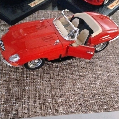 Jaguar E-Type 1961 collectible model 1:18 Bburago like new