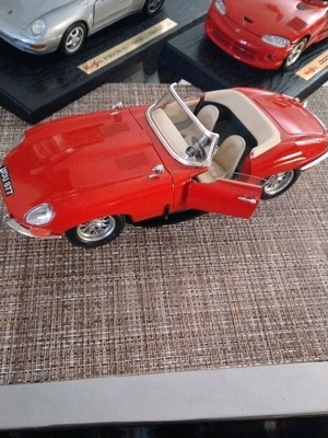 Jaguar E-Type 1961 collectible model 1:18 Bburago like new