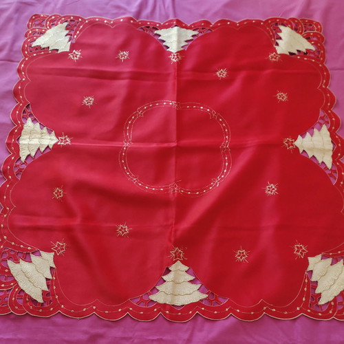 Various Christmas tablecloths used, in good condition
