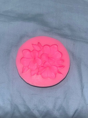 Round silicone mold 6.5cm new with embossed flower design