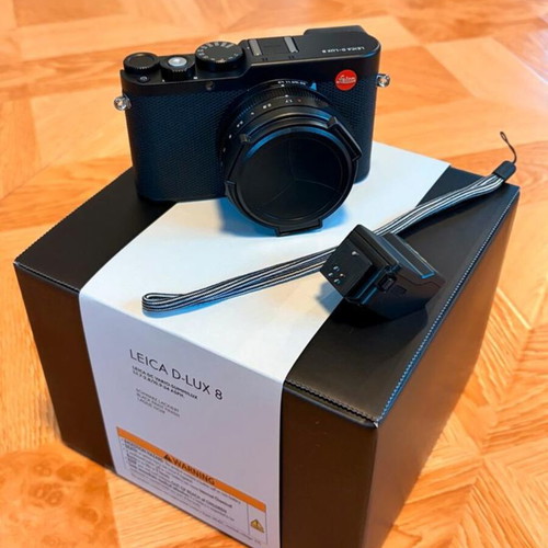 Leica D-Lux 8 camera like new with original packaging and accessories