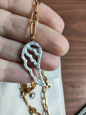 Feather pendant with adjustable shiny chain