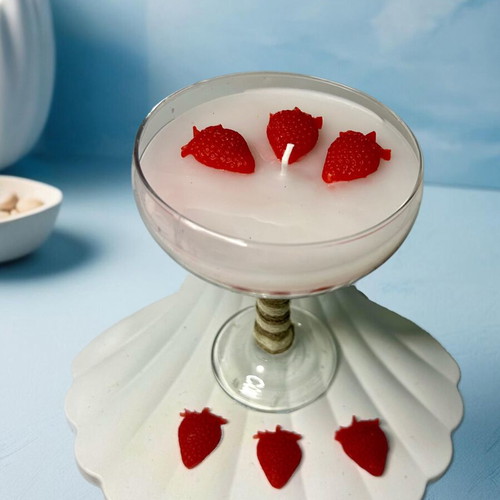 Strawberry Margarita candle like new, decorative with strawberry scent