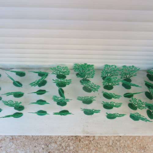Plastic trees for diorama like new, pack of 50 pieces
