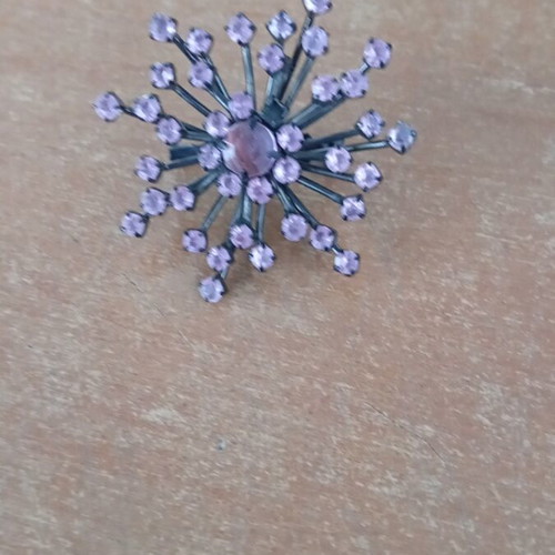 Pink brooch like new, missing one rhinestone