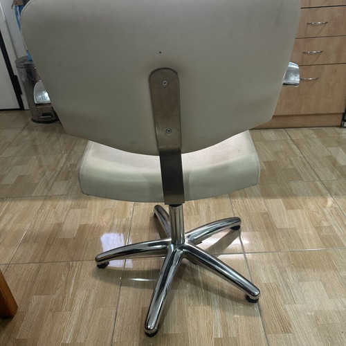 Hairdressing chair with adjustable height like new