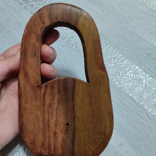Wooden carved wall key holder new with 3 slots