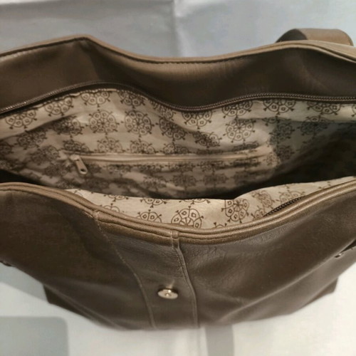 Brown large leather shoulder bag like new with zipper and gold details