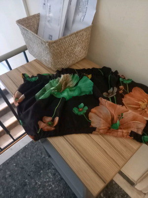 Blouse with floral design like new, elastic at bust and waist