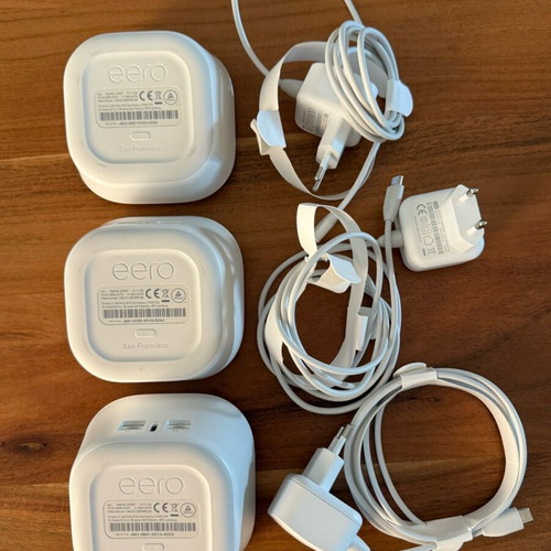 Eero J010001 Wi-Fi Mesh Routers 2nd Gen set of 3 like new, Dual-Band Gigabit