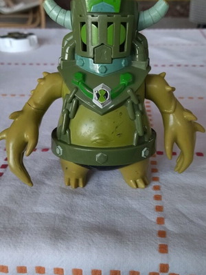 Ben 10 Toepick figure like new, Omniverse