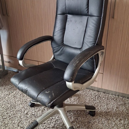 Executive office chair, adjustable height and tilt, with armrests and wheels