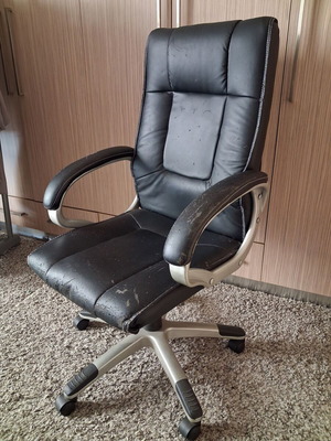 Executive office chair, adjustable height and tilt, with armrests and wheels