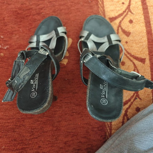 Voi&Noi platform sandals size 39 like new, black and grey