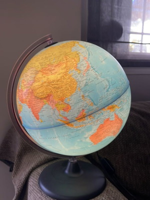 Globe table lamp like new, 30cm diameter