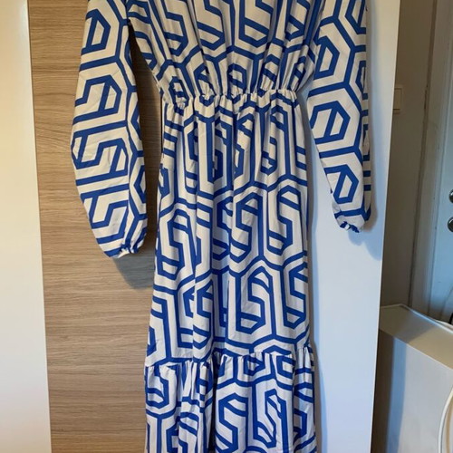 Maxi dress in comfortable fit like new, white and blue, size M-L