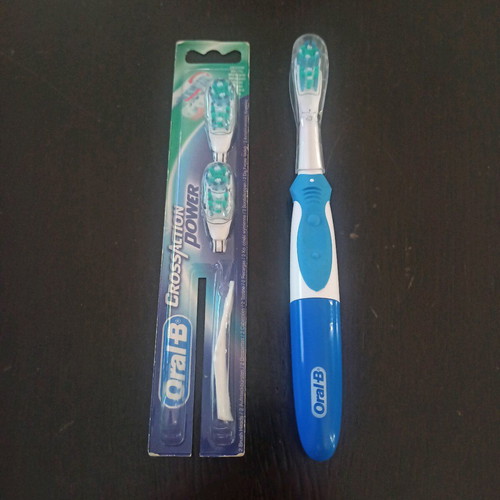 Oral-B Cross Action new with sealed replacement set