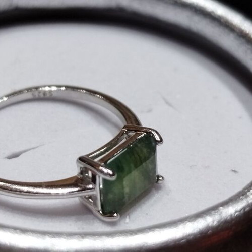 925 Silver Ring new with green stone