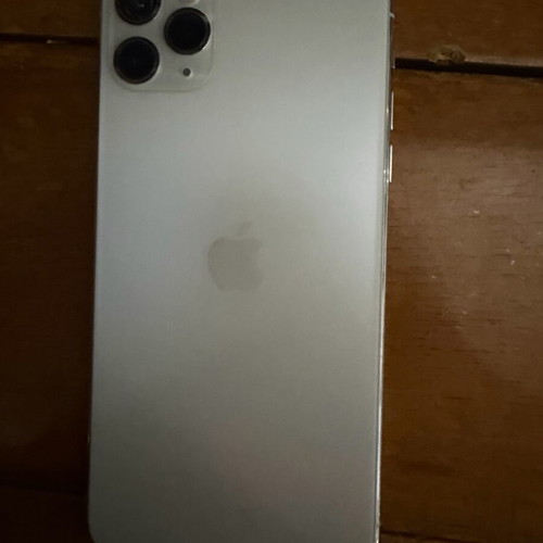 iPhone 11 Pro Max 64GB μεταχειρισμένο σε πολύ καλή κατάσταση, άσπρο με σπασμένο τζαμάκι κάμερας