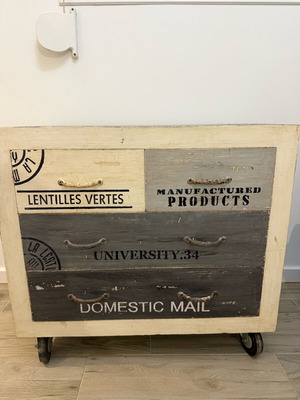 Συρταργιέρα με 4 ντουλάπια και ρόδες τύπου vintage σαν καινούργια