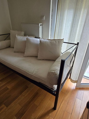 Μεταλλικός καναπές-κρεβάτι sofa bed με μαξιλάρια σε καλή κατάσταση