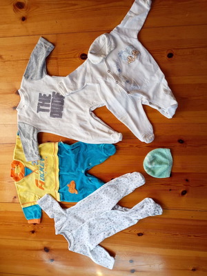Baby bodysuits like new, 4 pieces with hat for newborn