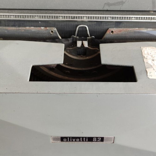 Olivetti 82 typewriter used in very good condition