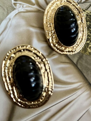 Earrings new with vintage design, black oval stone, gold tone