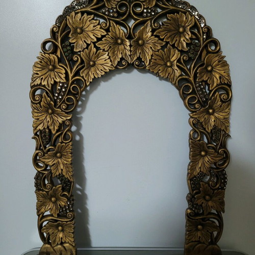 Mirror frame used with many details